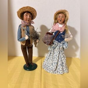 Byers Choice Carolers 2 piece set 2002 lavender